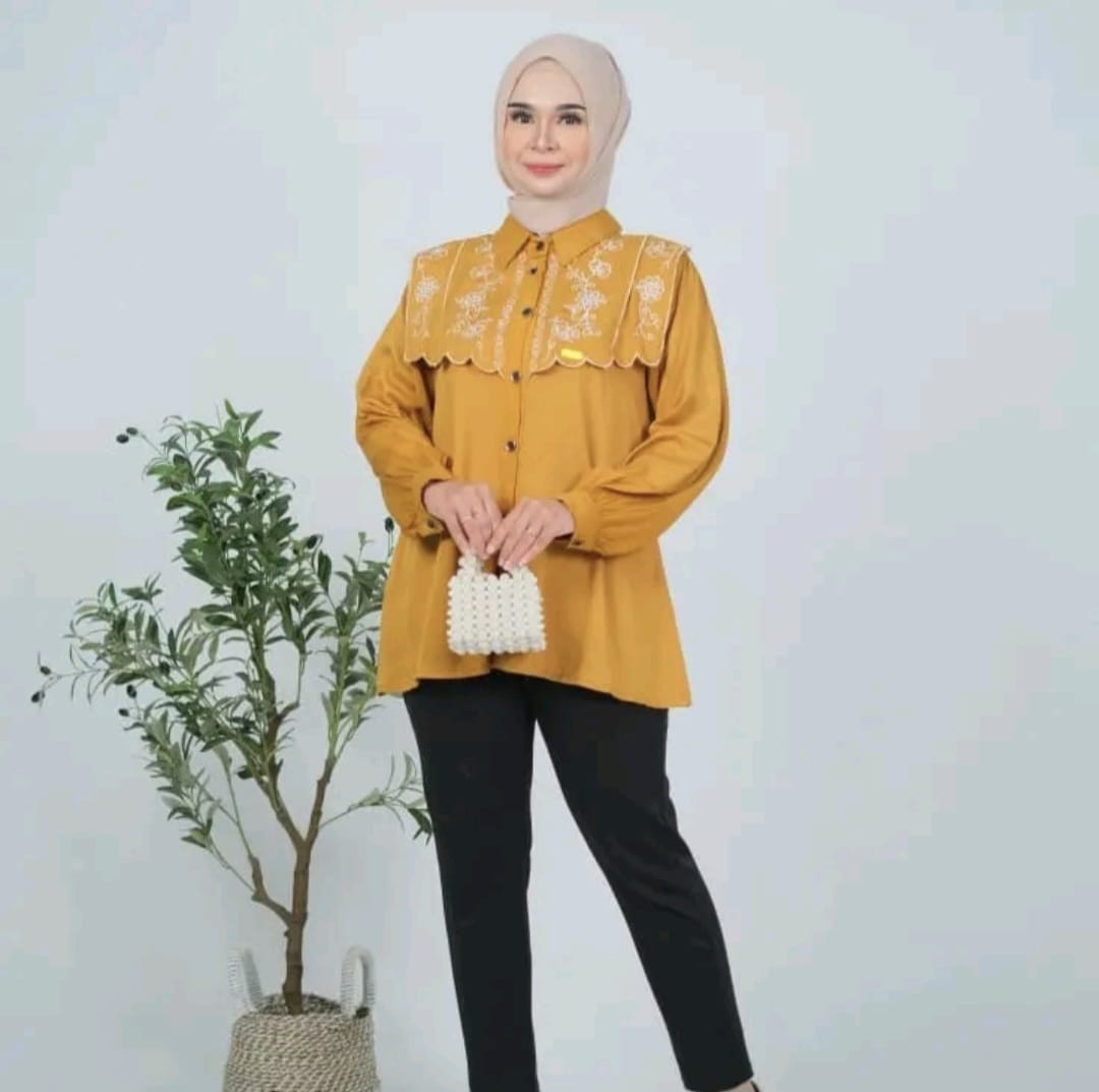 Kemeja Nadine Ruffle – Soft Elegance